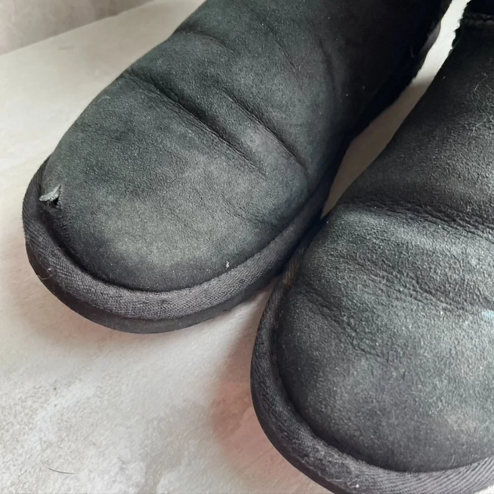 ** UGG Australia Classic Short Womens Size 6 Black Sheepskin Winter Boots 5825